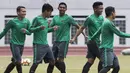 Para pemain Timnas Indonesia U-19 melakukan pemanasan saat latihan di Stadion Wibawa Mukti, Bekasi, Senin (16/10//2017). Persiapan ini dilakukan jelang kualifikasi Piala Asia U-19. (Bola.com/Vitalis Yogi Trisna)