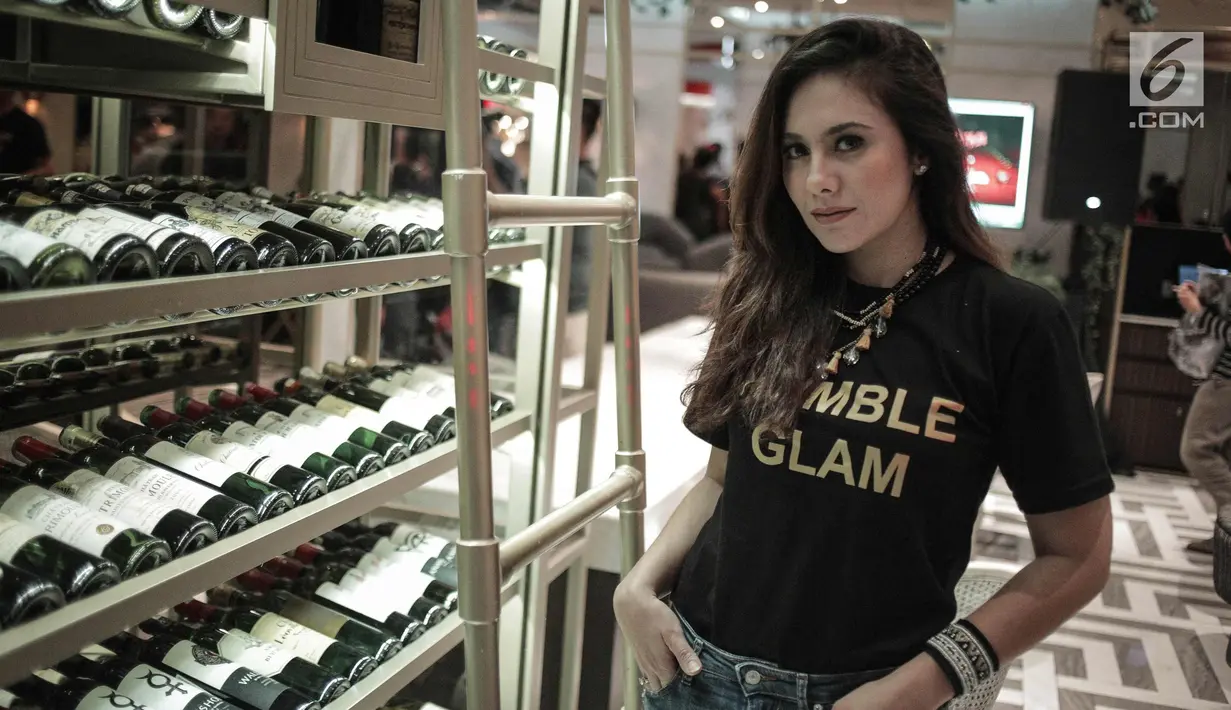 Aktris cantik Wulan Guritno berpose saat ditemui awak media di kawasan Jakarta, Rabu (28/3). Meski sudah mempunyai 3 anak, dirinya tetap terlihat awet muda dan fashionable. (Liputan6.com/Faizal Fanani)