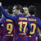 Penyerang Barcelona, Antoine Griezmann  berselebrasi usai mencetak gol ke gawang Borrusia Dortmund pada pertandingan Grup F Liga Champions di stadion Camp Nou, Spanyol (27/11/2019). Barcelona menang 3-1 atas Dortmund. (AP Photo/Emilio Morenatti)