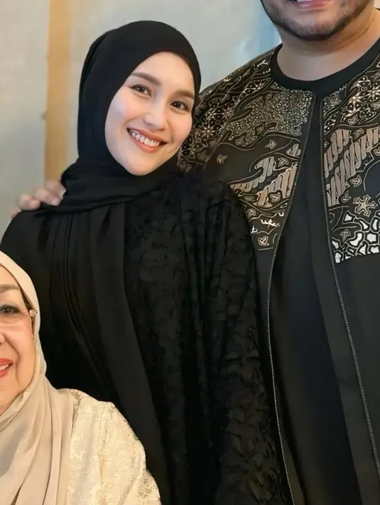 Wajah kulit putihnya dipulas blush on pink serta lipstik ombre pink. Dengan riasan mata mengaplikasikan eyeshadow coral dan eyeliner.  [@ayutingting92]