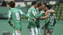 Para pemain Werder Bremen merayakan gol ke gawang RB leipzig yang dicetak gelandang Leonardo Bittencourt (kanan) dalam laga semifinal DFB Pokal di Weserstadion, Bremen, Jumat (30/4/2021). Werder Bremen kalah 1-2 dari RB Leipzig melalui babak perpanjangan waktu. (AFP/Cathrin Mueller/Pool)