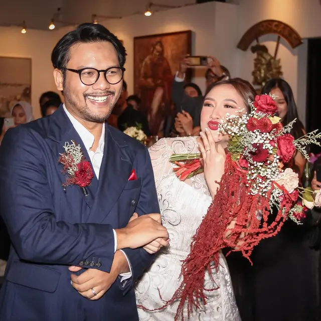 6 Gaya Chika Anak Katon Bagaskara Bergaun Lace Sederhana Saat Menikah dengan Kekasihnya