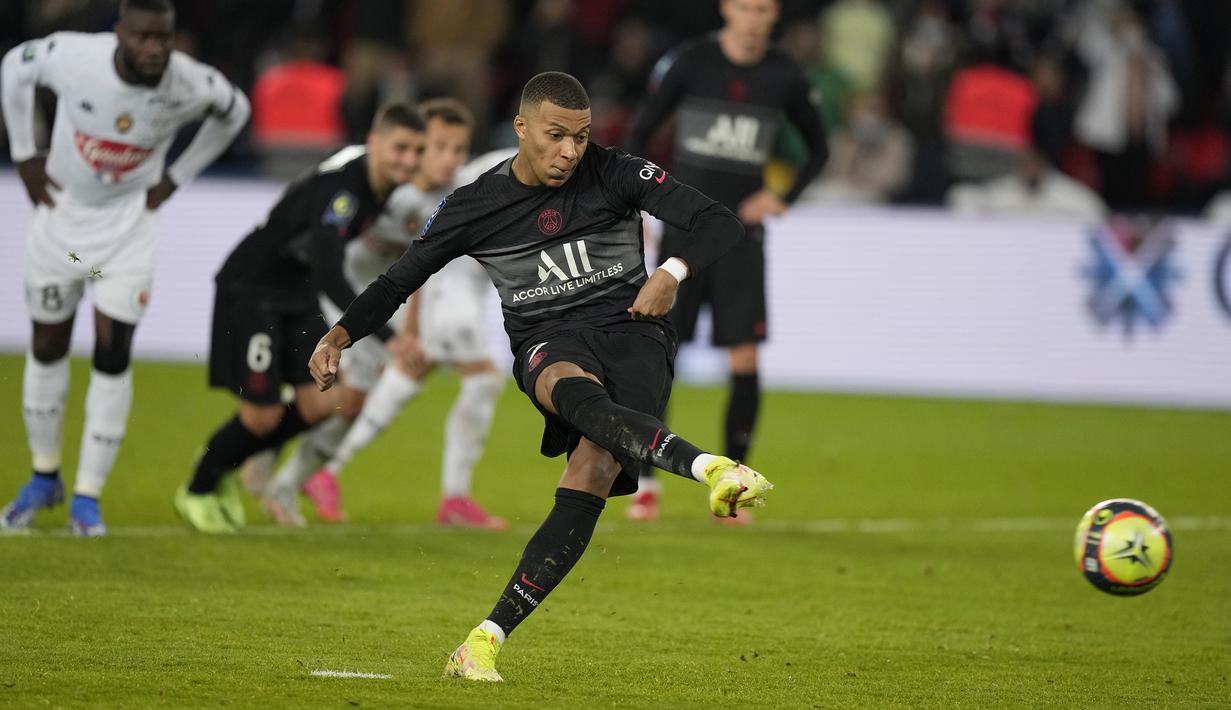 Tak terpengaruh, Kylian Mbappe sukses mejalankan tugasnya dan membawa PSG unggul 2-1 atas Angers. (AP/Francois Mori)
