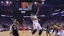 Pebasket Houston Rockets, Eric Gordon, berusaha memasukan bola saat pertandingan melawan San Antonio Spurs pada laga Gim 3 semifinal Wilayah Barat di Toyota Center, Jumat (5/5/2017). San Antonio Spurs menang 103-92. (AFP/Ronald Martinez)