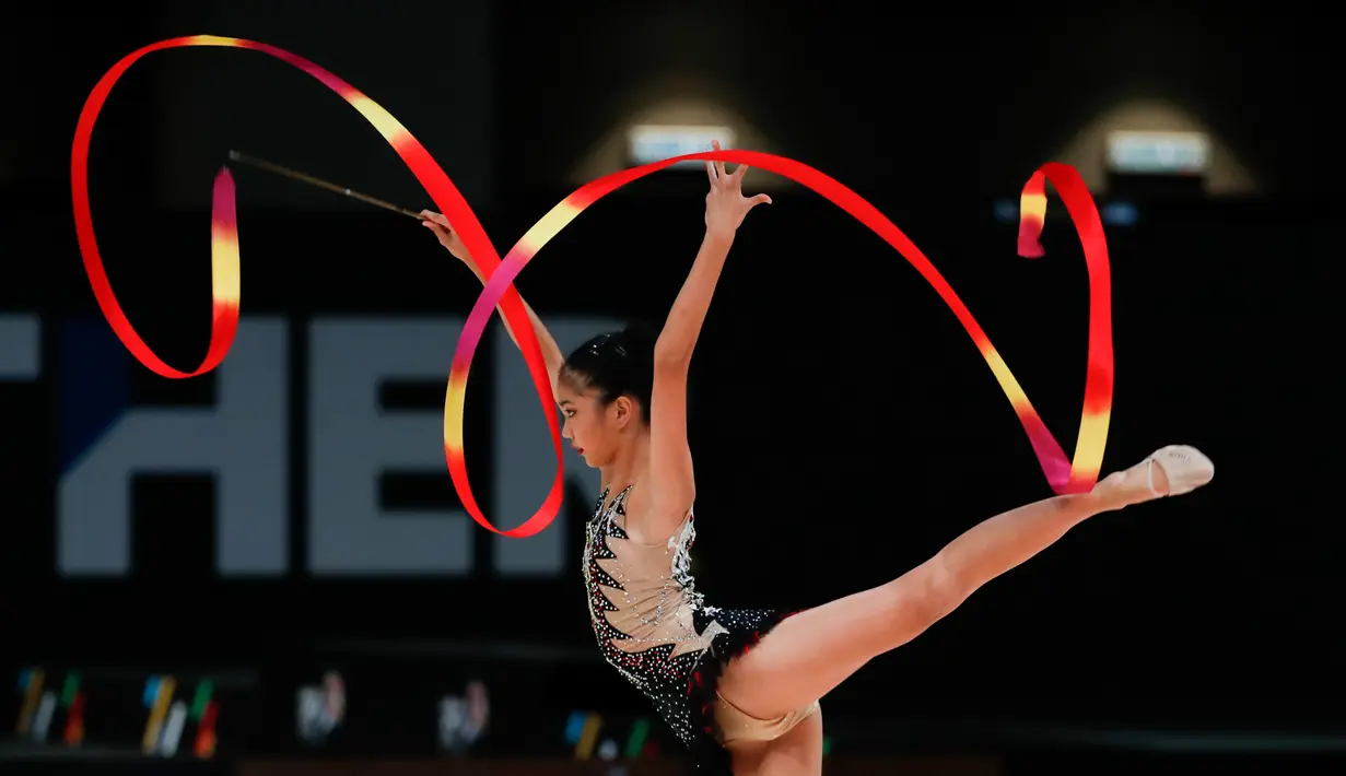 Phebe Meredith Lae dari Singapura beraksi dengan pita pada pertandingan Senam Ritmik Putri di kejuaraan SEA Games 2017 di Kuala Lumpur, Malaysia (26/8). (AP/Vincent Thian)