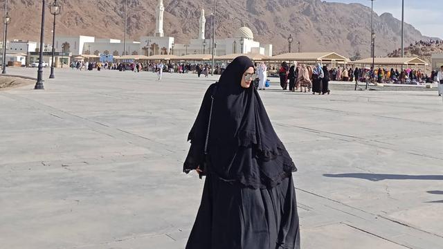 6 Pesona Irene Maya, Istri Ade Jigo yang Cantik dan Elegan