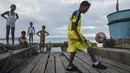 Pesepak bola SSB Tulehu Putra, Saleh Al'Ayubi Pary, mengontrol bola saat latihan di tepi Pelabuhan Tulehu, Maluku, Senin (14/11/2017). Saleh dikenal memiliki kecepatan dan gocekan di atas rata-rata. (Bola.com/Vitalis Yogi Trisna)