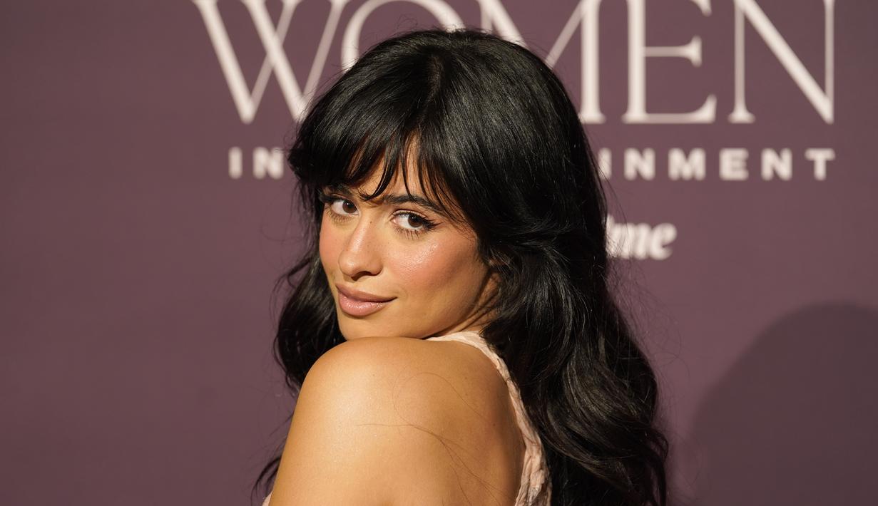 Penyanyi AS Camila Cabello tiba di acara gala tahunan Women in Entertainment dari The Hollywood Reporter di Beverly Hills, California, pada 7 Desember 2023. (AP Photo/Chris Pizzello)