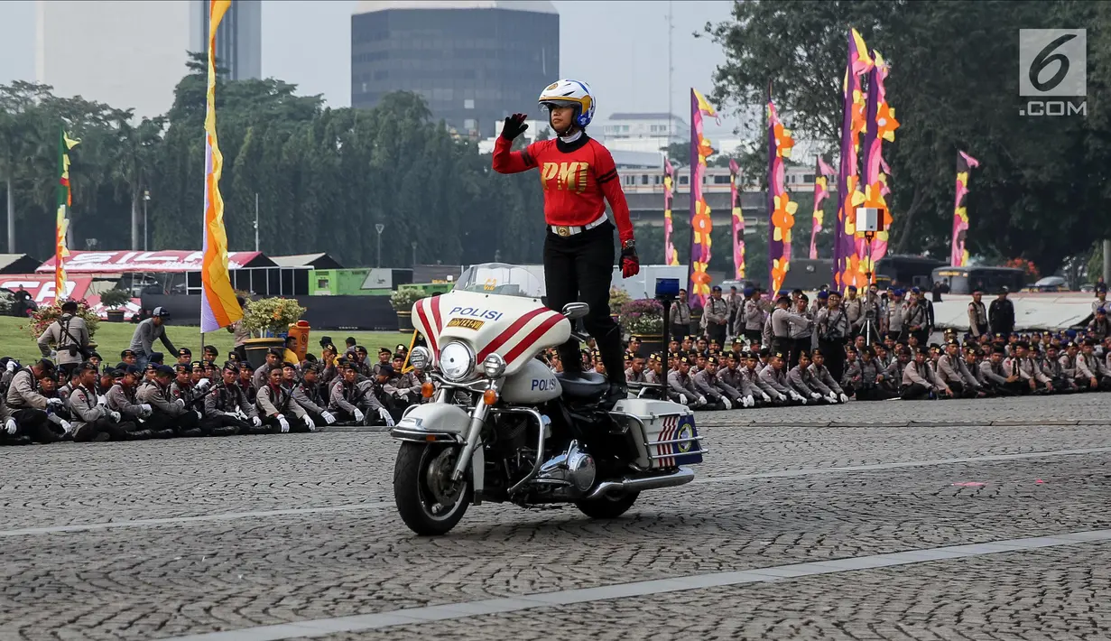 Aksi salah satu Prajurit Polri saat melakukan gladi acara HUT Polri yang ke-71 di Monas, Jakarta, Jumat (7/7). Hut Polri tersebut akan dirayakan tanggal 10 Juli mendatang dengan dihadiri oleh Presiden Joko Widodo. (Liputan6.com/Faizal Fanani)