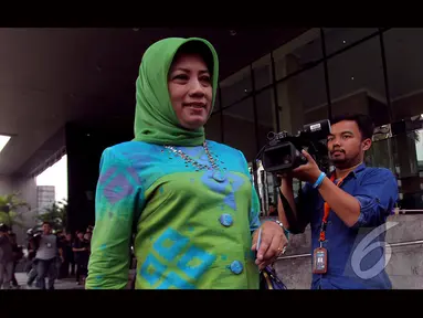 Elly Halimah keluar dari gedung KPK usai menjalani pemeriksaan, Jakarta, Rabu (13/8/2014) (Liputan6.com/Faisal R Syam)