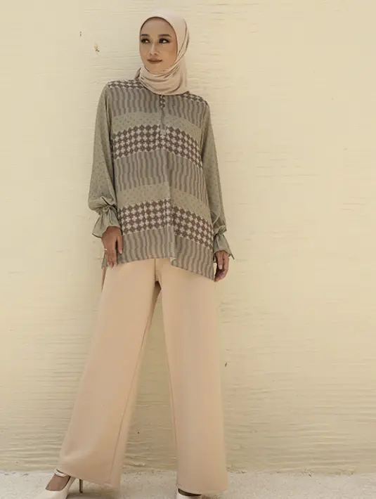 <p>Blouse warna cokelt bermoti sangat cocok dikenakan dengan pallazo pants seeperti dari brand Puru Kambera ini. Credit: Blibli</p>