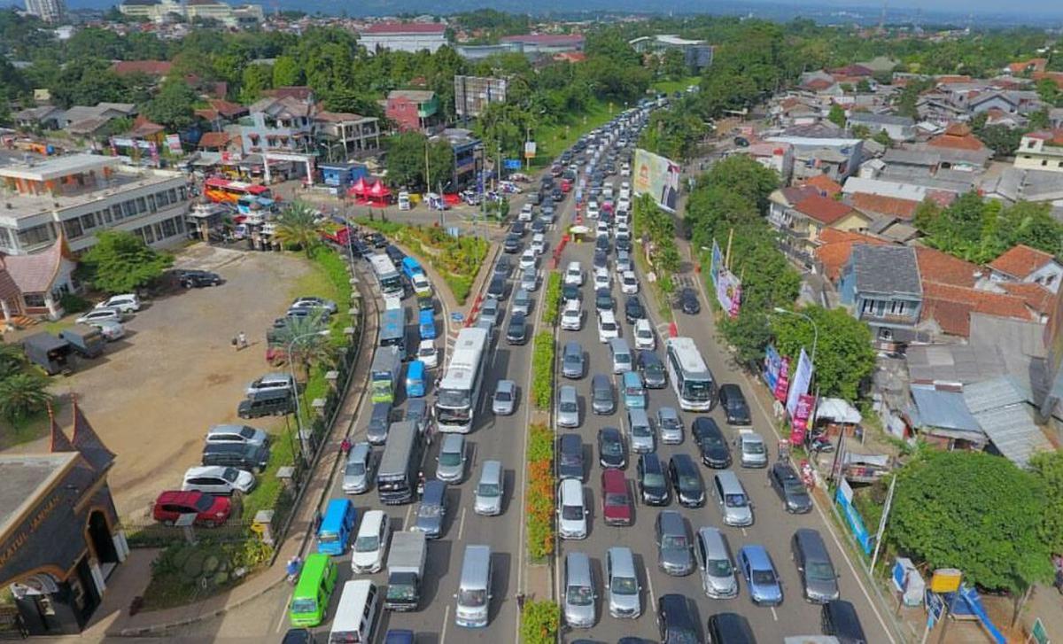 Ribuan kendaraan yang hendak masuk kawasan Puncak Bogor melalui gerbang Tol Ciawi terjebak kemacetan panjang pada H+2 Lebaran. (Liputan6.com/Achmad Sudarno)