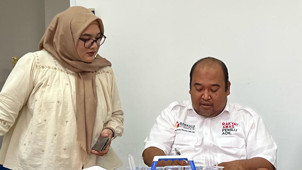 “Misalnya di Kecamatan Ciputat Timur, di TPS 68. Jumlah DPT nya 284 tapi surat suara dikirim melebihi 291 dan diamlop tertulis 290 surat suara DPR RI, surat suaranya 300 tapi tertulis 290 di amplop,”