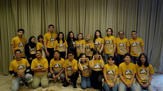 Para pemain dan kru film Puang Bos saat jumpa pers di Mallorca Room-Melia Hotel Makassar, baru-baru ini.