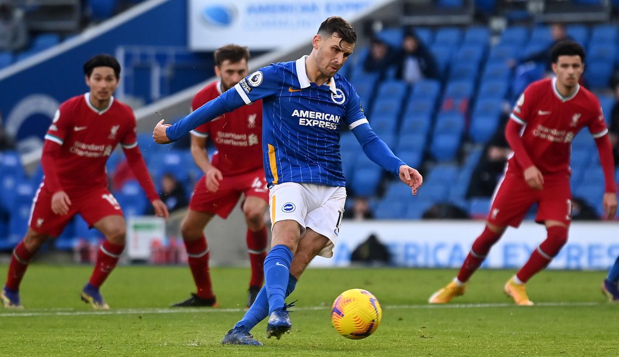 Gelandang Brighton, Pascal Gross, melakukan tendangan penalti ke gawang Liverpool pada laga lanjutan Liga Inggris di Stadion American Express, Sabtu (28/11/2020) malam WIB. Liverpool bermain imbang 1-1 menghadapi Brighton. (AFP/Neil Hall/pool)