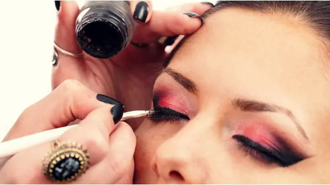 Eyeliner gel kering akan menggumpal/copyright: thinkstockphotos.com