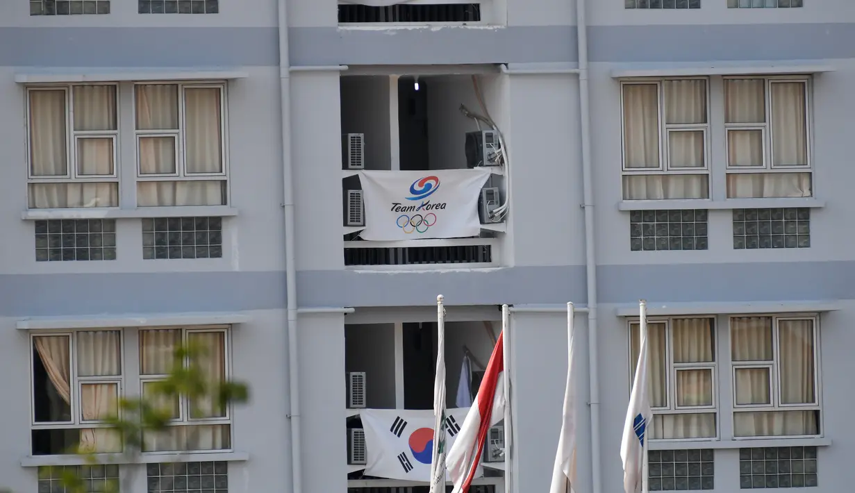 Bendera Unified Korea dan Korea Selatan dipasang di kawasan Wisma Atlet yang menjadi lokasi menginap pada Asian Games ke-18 tahun 2018 di Jakabaring, Palembang, Sumatra Selatan, Selasa (21/8). (ANTARA FOTO/ INASGOCWahyu Putro A)