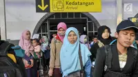 Sejumlah penumpang arus balik saat tiba di Stasiun Senen, Jakarta, Sabtu (1/7). Diperkirakan, puncak arus balik lebaran 2017 di Stasiun Senen akan mengalami puncaknya pada Sabtu (1/7) dan Minggu (2/7).  (Liputan6.com/Yoppy Renato)
