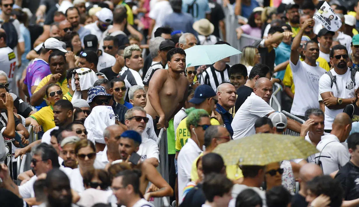Antrean warga mengular panjang hingga ke luar stadion demi memberi penghormatan terakhir kepada sang legenda. (AP Photo/Matias Delacroix)