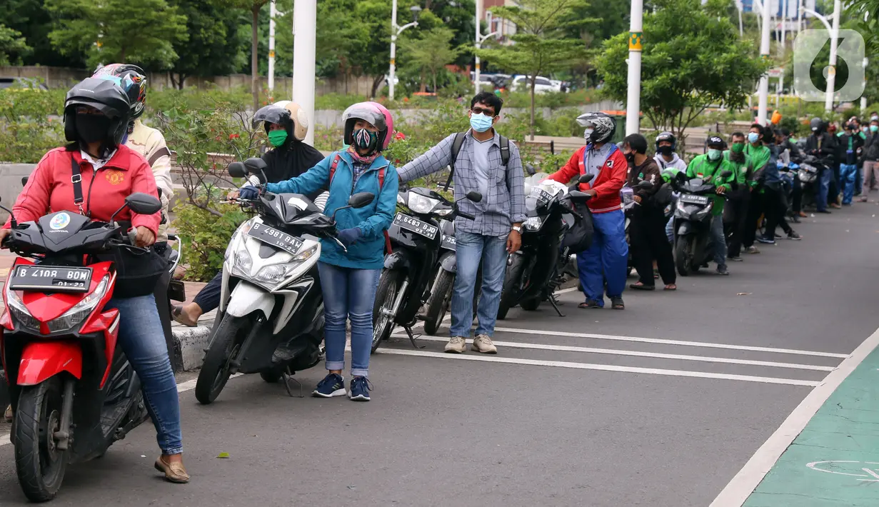 Antrean pengendara motor saat uji emisi gratis di Jakarta Barat, Rabu (13/1/2021). Dinas Lingkungan Hidup DKI Jakarta mengumumkan kendaraan yang tidak mengikuti uji emisi atau tidak lulus uji emisi gas buang akan dikenakan disinsentif tarif parkir yang tinggi dan tilang. (Liputan6.com/Angga Yuniar)