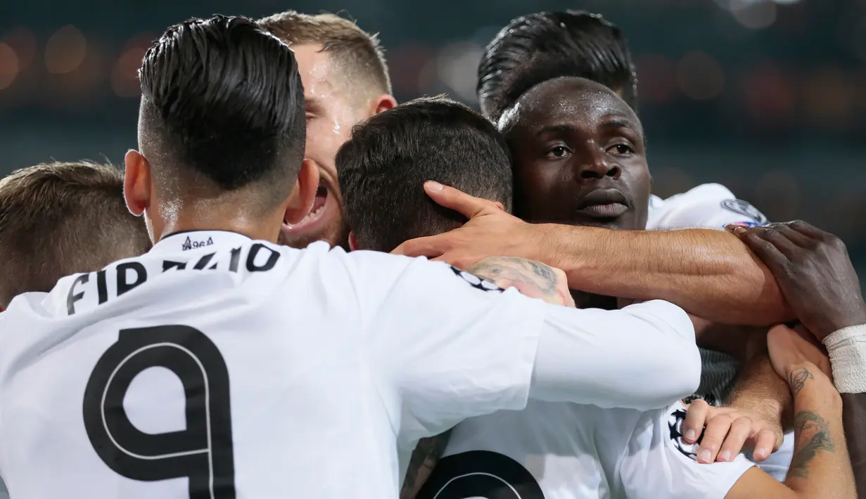 Pemain Liverpool, Philippe Coutinho dan rekan setimnya merayakan gol ke gawang Spartak Moskow pada matchday 2 Grup E Liga Champions di Otkrytiye Arena, Rabu (27/9). Liverpool harus puas bermain imbang 1-1 di kandang Spartak Moskow. (AP /Ivan Sekretarev)