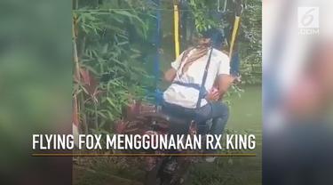 Aksi ekstrem seorang Pria bermain flying fox menggunakan motor RX King.