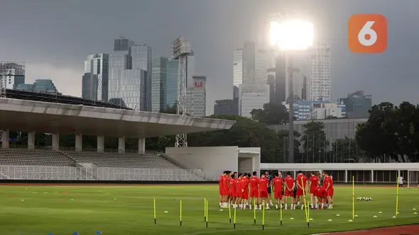 Pemain Timnas Indonesia melakukan briefing saat melakoni latihan resmi menjelang laga FIFA Series 2026 melawan St Kitts and Nevis di Stadion Madya, Senayan, Jakarta, Kamis (26/03/2026). (Bola.com/M Iqbal Ichsan)