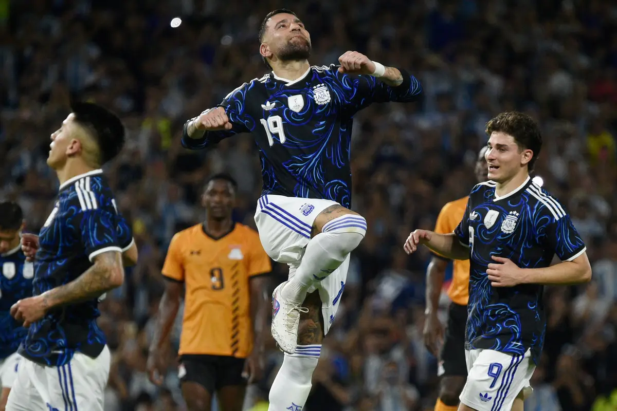 Bek Timnas Argentina Nicolas Otamendi merayakan golnya ke gawang Zambia di laga uji coba di Buenos Aires, Rabu (01/04/2026) pagi WIB.