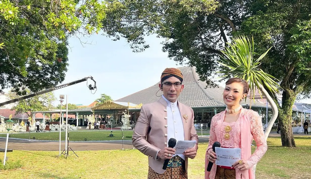 Undangan sekaligus bertugas, Ayu Dewi tampil cantik pakai kebaya kutubaru brokat warna pink dan kain batik. Sementara Indra Herlambang pakai beskap nuansa pink senada dan kain batik. @mrsayudewi.