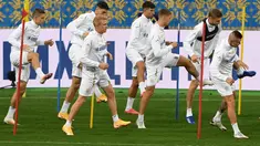 Para pemain Ukraina mengikuti sesi latihan di stadion Olympiyskiy di Kiev (12/10/2020). Ukraina akan bertanding melawan Spanyol dalam lanjutan UEFA Nations League Divisi A Grup 4 (A4) di Stadion NSK Olimpiyskiy. (AFP/Sergei Supinsky)