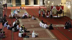 Umat muslim mengumandangkan takbir dan memukul bedug saat malam takbiran di Masjid Istiqlal, Jakarta, Selasa (4/6/2019). Umat muslim akan melaksanakan salat Idul Fitri 1440 Hijriah di Masjid Istiqlal, Jakarta. (Liputan6.com/Helmi Fithriansyah)