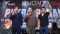 Presiden Byon, Yoshua Marcellos Muliardo bersama petarung Putra Abdullah dan Ronal Siahaan saat Face off sekaligus jumpa pers Byon Combat Showbiz Vol.7 di SCTV Tower, Jakarta, Kamis (12/3/2026). (Bola.com/M Iqbal Ichsan)
