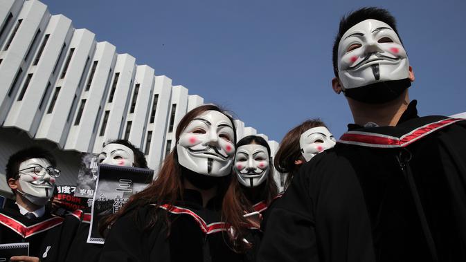 Mahasiswa mengenakan topeng Guy Fawkes selama aksi protes sebelum upacara kelulusan mereka di Chinese University of Hong Kong, Hong Kong, Kamis (7/11/2019). Sekitar seribu mahasiswa mengabaikan larangan mengenakan topeng yang dikeluarkan pemerintah pada Oktober 2019. (AP/Kin Cheung)