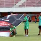 Beberapa anak melakukan latihan pembukaan pertandingan turnamen Piala Presiden 2017 di Stadion Maguwoharjo, Sleman, Jumat (3/2). Rencananya turnamen ini akan dibuka langsung oleh Presiden Joko Widodo. (Liputan6.com/Helmi Fithriansyah)