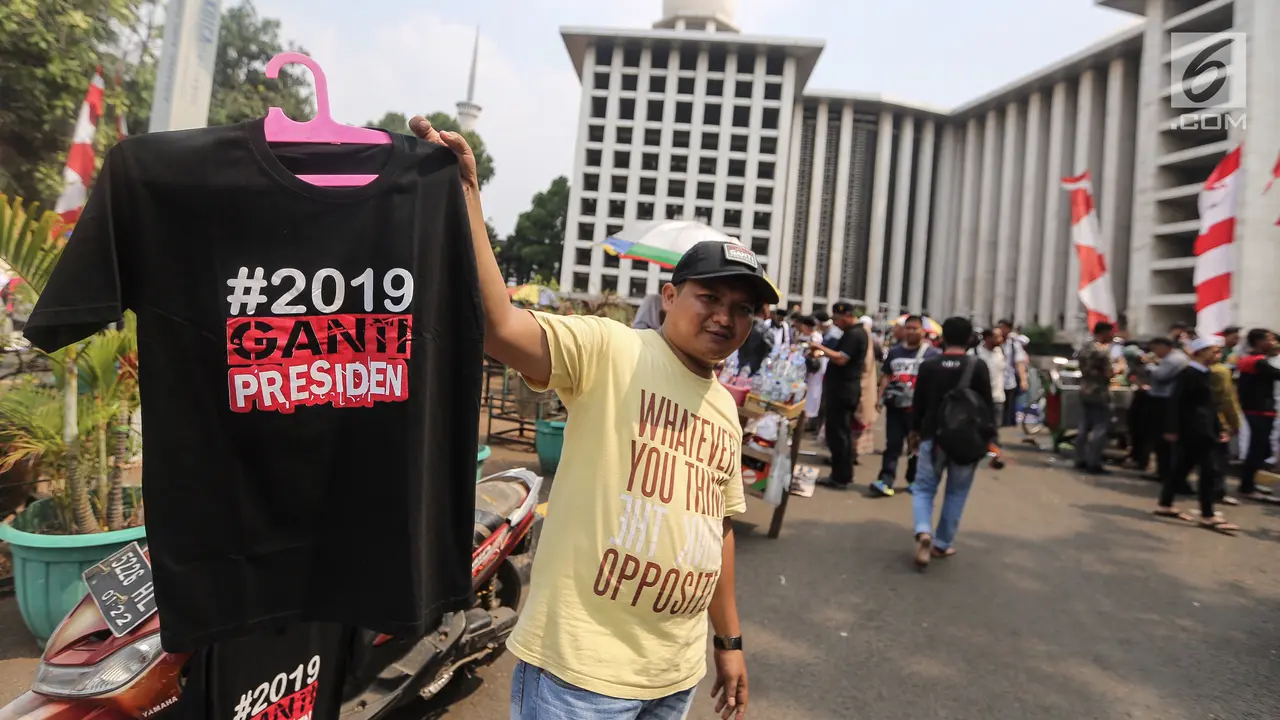 Kaos 2019 Ganti Presiden Ramai Dijual di Istiqlal