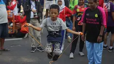 Seorang anak mencoba olahraga lompat tali atau jumping rope bersama komunitas penggerak olahraga di tengah kegiatan Car Free Day kawasan Bundaran Hotel Indonesia, Minggu (30/6/2019). Kegiatan tersebut mengajak masyarakat untuk hidup sehat dengan berolahraga. (Liputan6.com/Immanuel Antonius)