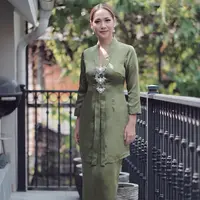 Pada kesempatan ini, BCL juga tampak anggun dalam balutan kebaya kurung yang elegan. [Foto: Instagram/ Bclsinclair]