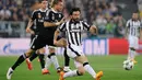 Gelandang Juventus, Andrea Pirlo berusaha melewati bek Real Madrid Pepe pada leg pertama babak semifinal Liga Champions di Juventus Stadium, Rabu (6/5/2015). Juventus menang 2-1 atas Real Madrid. (Reuters/Giorgio Perottino)