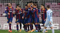 Pemain Barcelona merayakan gol yang diciptakan LIonel Messi lewat sundulan saat menghadapi Valencia di lanjutan Liga Spanyol, Sabtu (19/12/2020) (AFP)
