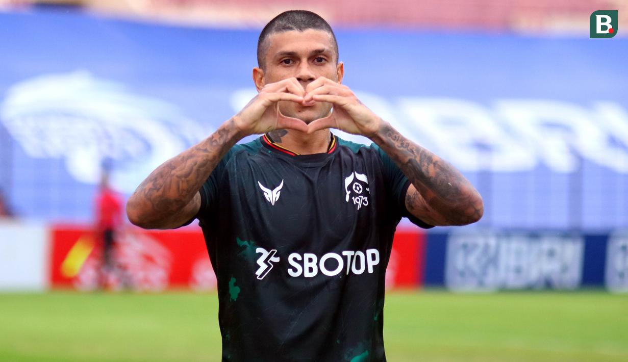 <p>Striker Persikabo 1973, Ciro Alves menjadi bintang kemenangan 4-2 atas Persela Lamongan dalam laga lanjutan BRI Liga 1 2021/2022 pekan ke-14 di Stadion Sultan Agung, Bantul, Sabtu (27/11/2021). Tiga golnya tercatat sebagai hat-trick pertama sepanjang kompetisi. (Bola.com/Nandang Permana)</p>