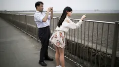 Ahli fisioterapi, Masayuki Ozaki mengambil gambar boneka seks silikon miliknya di Teluk Yuku, Jepang (9/6). Masayuki Ozaki, 45 tahun, adalah seorang pria asal Jepang yang mengaku mencintai boneka seksnya yang bernama Mayu. (AFP photo/Benrouz Mehri)