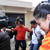 Perempuan yang mengawali kariernya dari sinetron Dia dan Dan itu terus menundukkan kepalanya. Berjalan menerobos kerumunan wartawan menuju ruangan untuk menjalani pemeriksaan. (Deki Prayoga/Bintang.com)