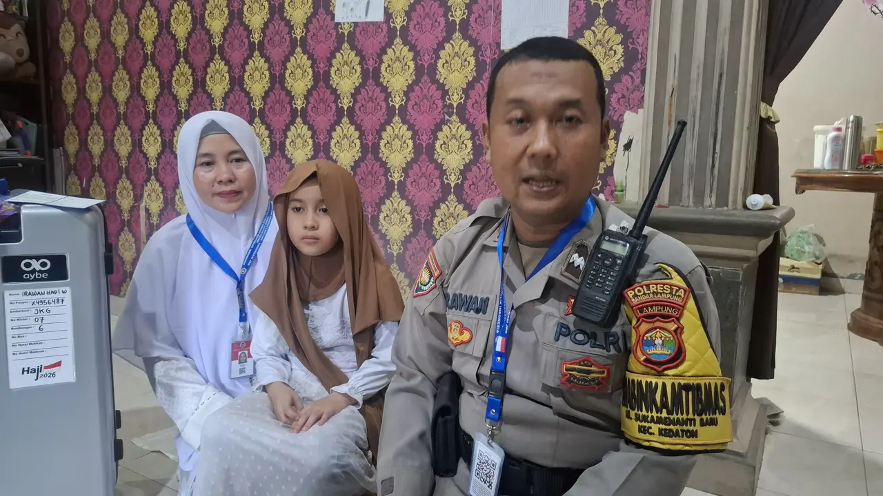 Aipda Irawan Hadi Wijaya berangkat haji bersama istri dan mertua. (Liputan6.com/Ardi Munthe)