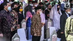 Menko Bidang Kemaritiman dan Investasi Luhut Binsar Panjaitan (kiri), politikus senior Partai Golkar Akbar Tanjung (tengah), dan Ketum PAN Zulkifli Hasan saat pemakaman mantan KSAD Jenderal TNI (Purn) Pramono Edhie Wibowo di TMP Kalibata, Jakarta, Minggu (14/6/2020). (Liputan6.com/Faizal Fanani)
