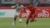 Pemain Persib Bandung, David Da Silva (kiri) berusaha melewati pemain Persija Jakarta, Rizky Ridho pada laga pekan ke-11 BRI Liga 1 2023/2024 di Stadion Patriot Candrabhaga, Bekasi, Sabtu (2/9/2023). (Bola.com/Ikhwan Yanuar)