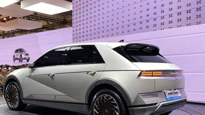 Batik Kawung Diaplikasikan Pada Mobil Hyundai IONIQ 5