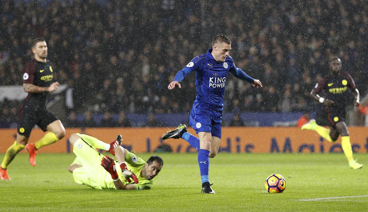 Proses terjadinya gol striker Leicester, Jmaie Vardy, ke gawang Manchester City. Gol kemenangan Leicester dicetak oleh Vardy sebanyak tiga gol dan sebuh gol dari Andy King. (Reuters/Darren Staples)