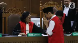 Luthfi Alfiandi terdakwa kasus dugaan melawan polisi saat aksi pelajar di depan Gedung DPR RI pada September 2019 lalu menghampiri majelis hakim saat menjalani sidang putusan di PN Jakarta Pusat, Kamis (30/1/2020). Atas putusan hakim, Luthfi akan bebas hari ini. (Liputan6.com/Angga Yuniar)