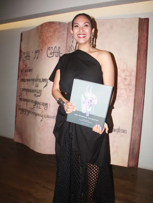 Di waktu luangnya kini ia habiskan dengan mengumpulkan data-data tulisan mengenai sosok inspiratif Desak Nyoman Suarti untuk di tulis dalam bukunya tersebut. (Galih W. Satria/Bintang.com)