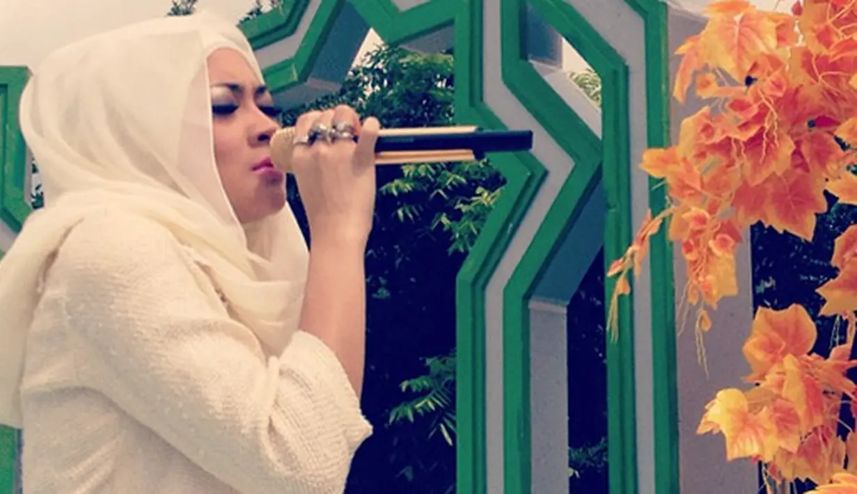 Penyanyi cantik Indah Dewi Pertiwi memutuskan berhijab saat usianya 27 tahun. Pergulatan batin dirasakan dan melalui proses panjang hingga akhirnya memutuskan menutup auratnya sebagai umat muslim. (Instagram/idp91)
